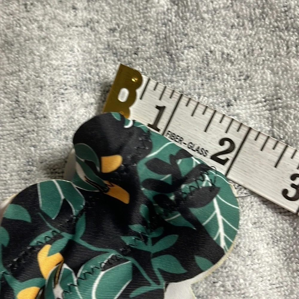 NWOT scalloped swim bottoms M